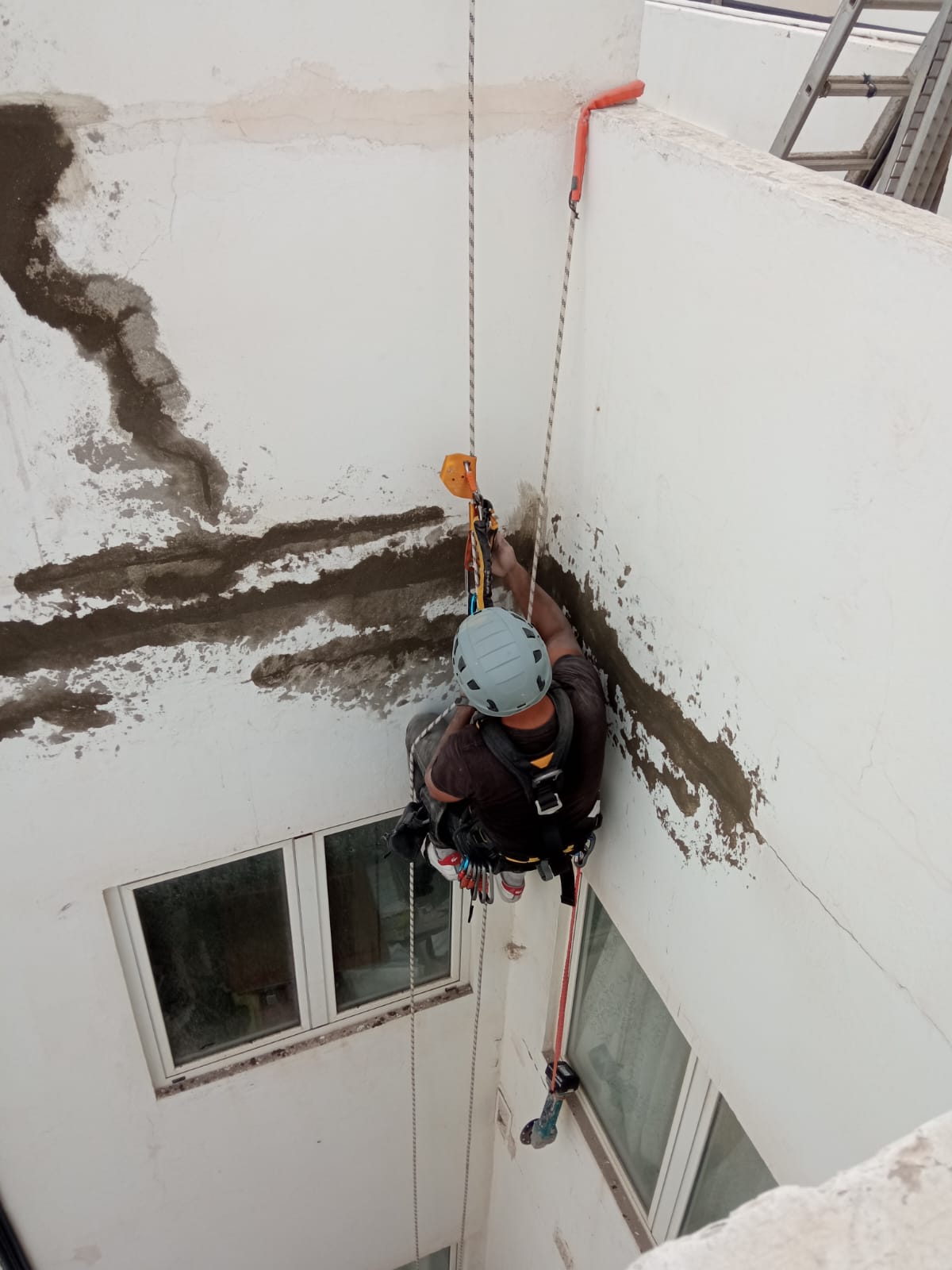 Reparación de grietas en un patio de luces mediante trabajos verticales