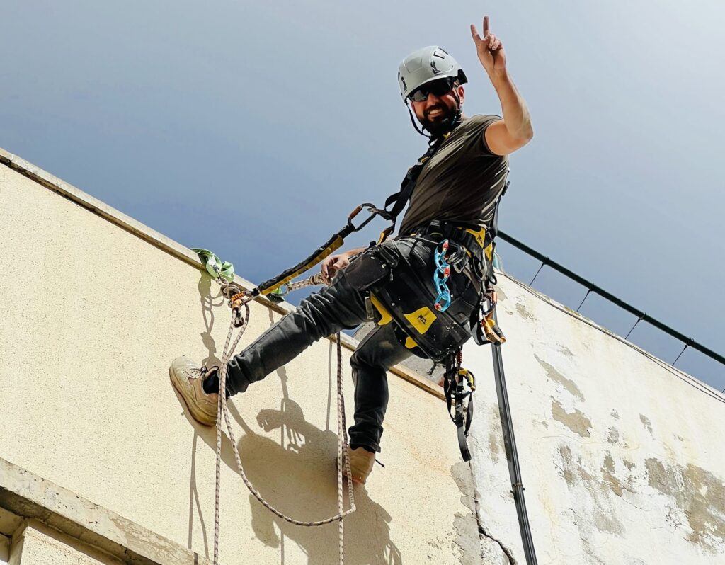 Trabajos verticales Gran Canaria en reparación de fachada