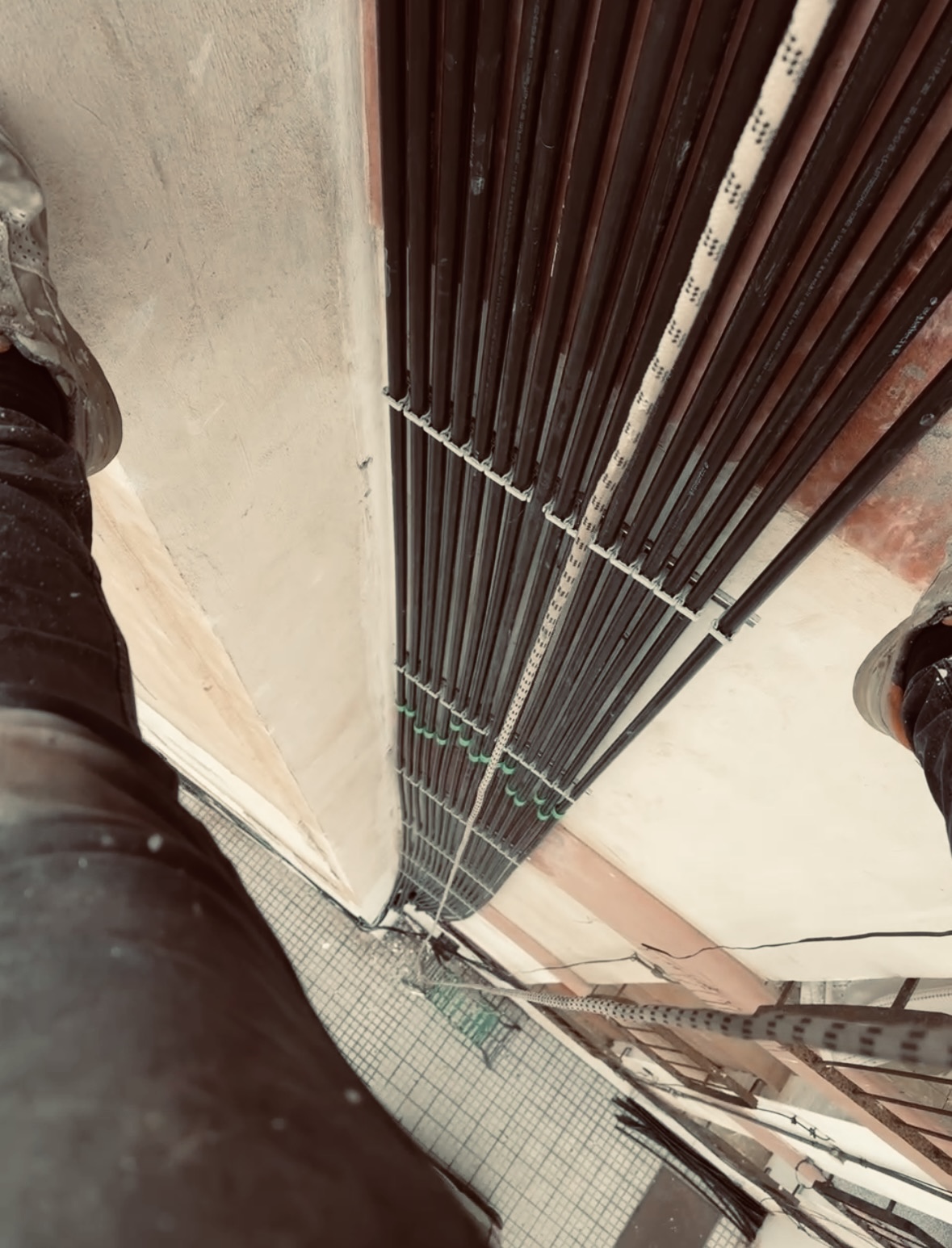 Trabajo de tuberías PPR en un patio de luces: conducciones y fijaciones