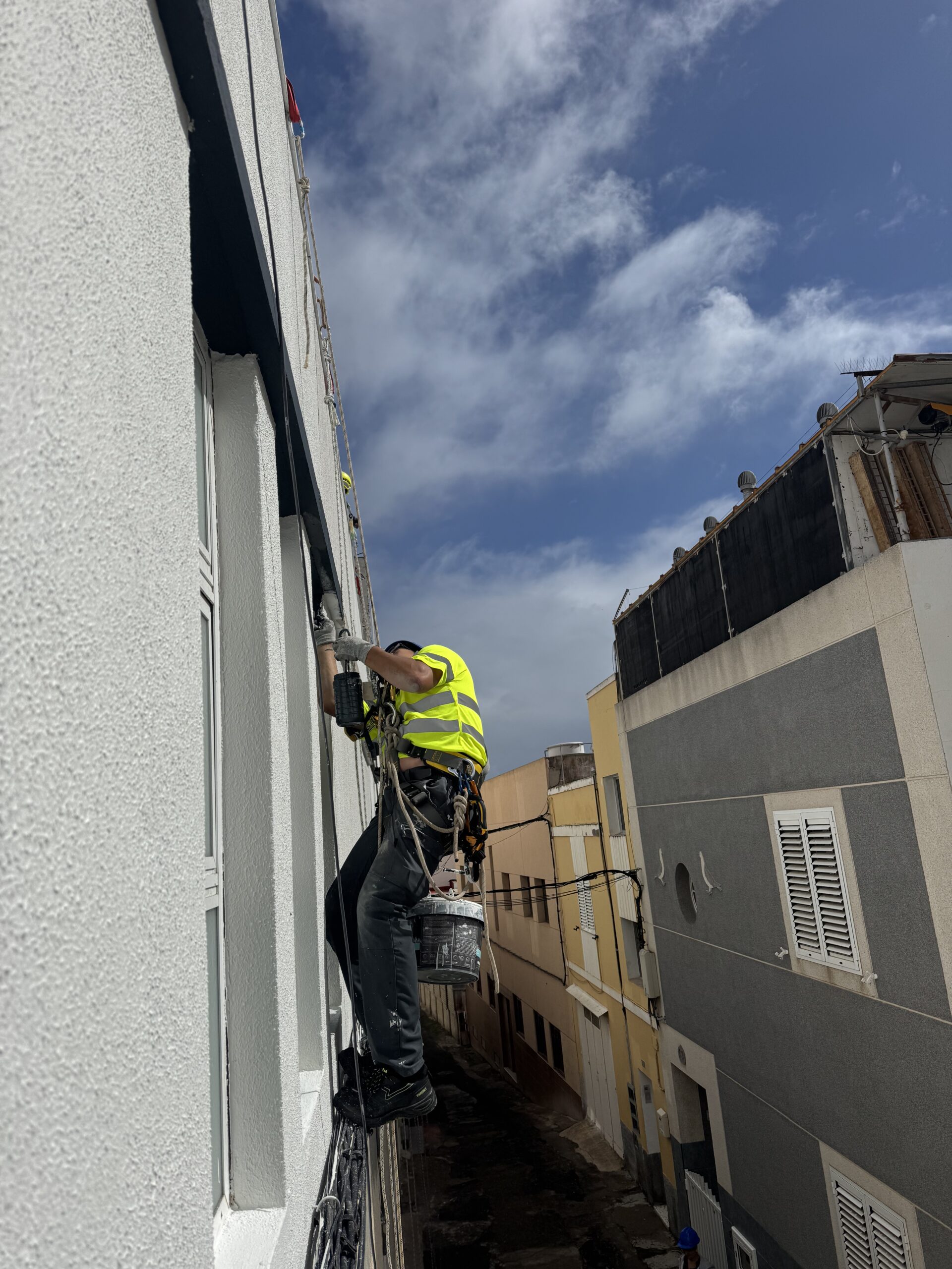 Acceso por cuerdas a una fachada para reparar filtraciones y humedades